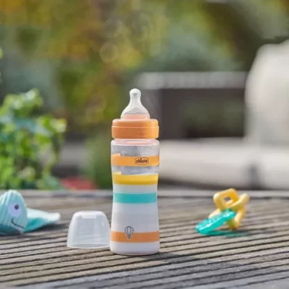 Imagen 2 de 2 de Mamadera Chicco Wellbeing Anticolic 330ml 4m+ Flujo Rapido