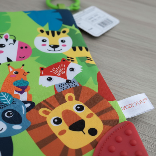 Imagen 6 de 9 de Librito Sensorial Didactico Con Mordillo Woody Toys Color Verde Selva