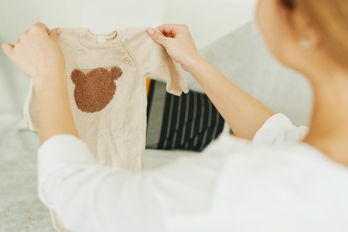 Ropa y esenciales para el recién nacido en el bolso maternal