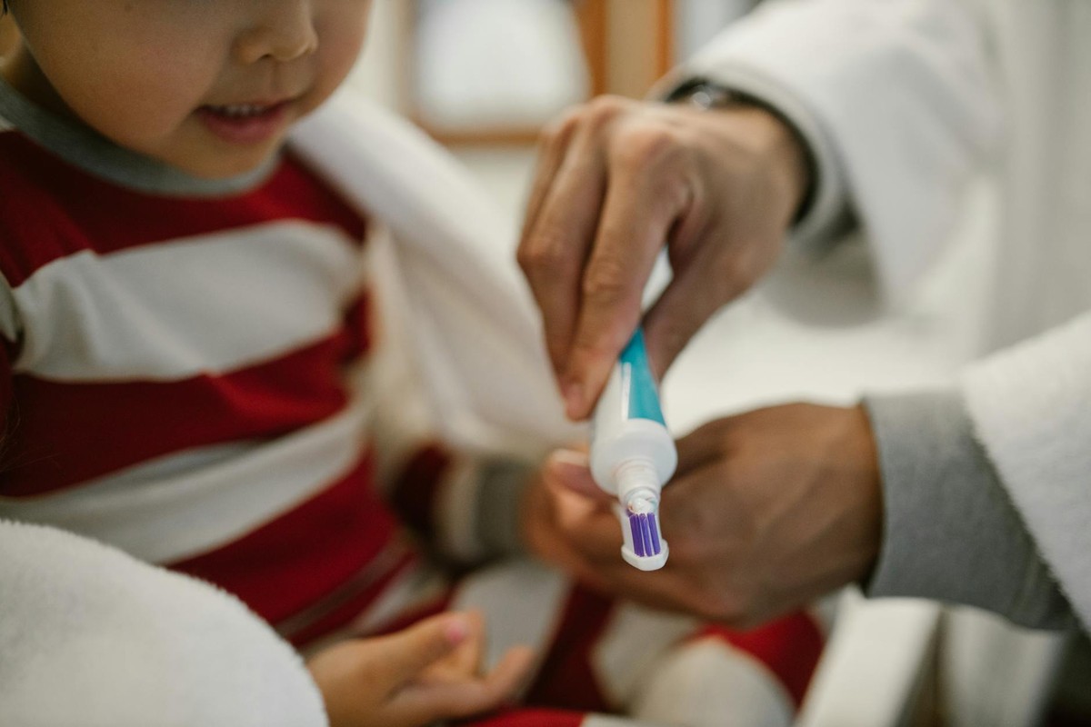 Cómo cepillar los dientes de tu bebé - guía de higiene bucal