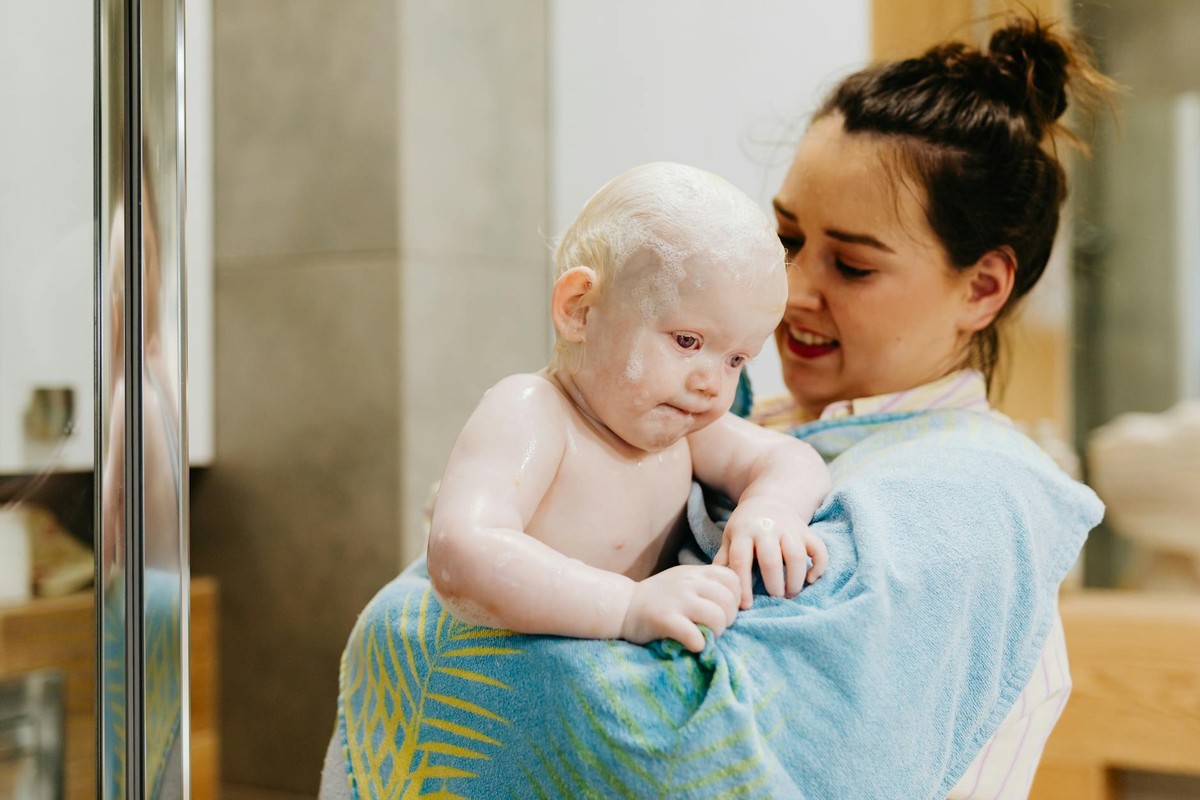 Cuidados del bebé después del baño - envolver en toalla