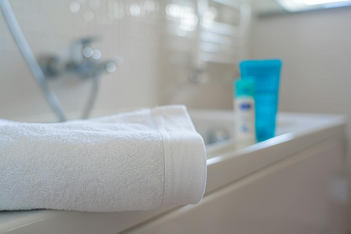 Elementos necesarios para bañar a un bebé - bañera termómetro toalla