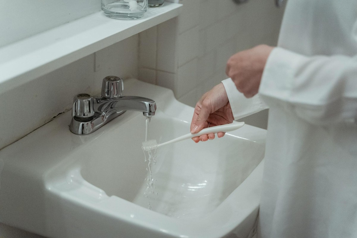 Cómo lavar las mamaderas correctamente con cepillo y agua caliente