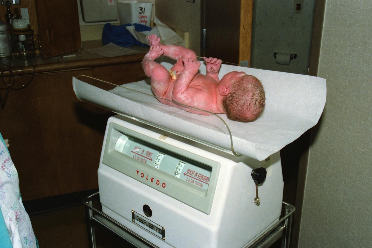 Cómo pesar a tu bebé en casa con balanza