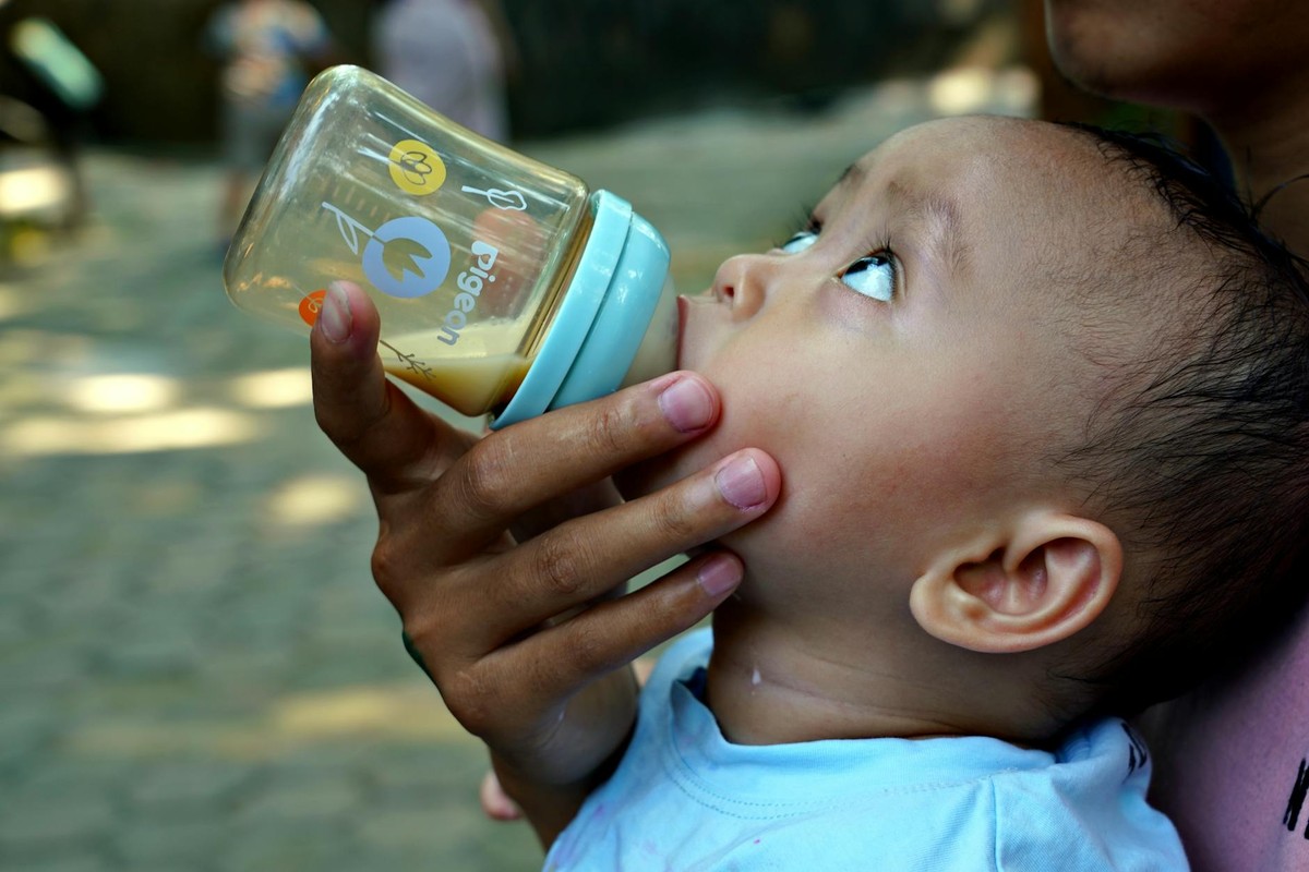 Transición del biberón al vaso - guía para bebés