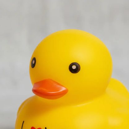Imagen 4 de 6 de Patito De Goma Amarillo Con Corazón Love Para El Baño 2746