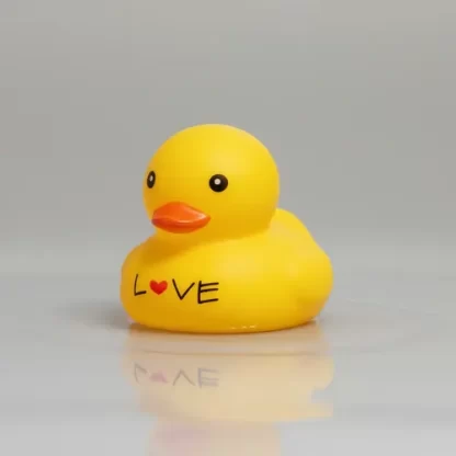 Imagen 1 de 6 de Patito De Goma Amarillo Con Corazón Love Para El Baño 2746