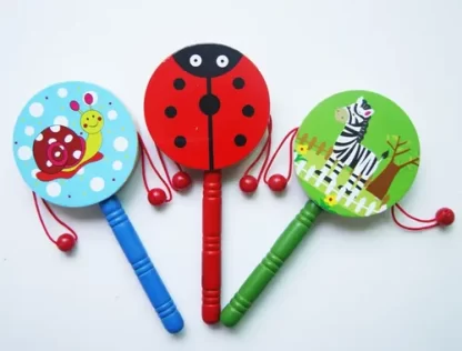Imagen 1 de 4 de Tamborcito Sonajero Madera Bebé Con Mango Diseño Animales Surtido