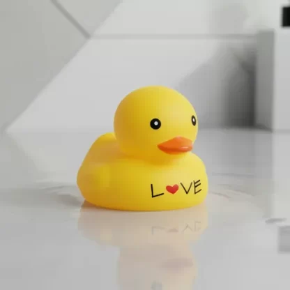 Imagen 6 de 6 de Patito De Goma Amarillo Con Corazón Love Para El Baño 2746